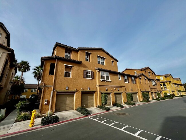 Primary Photo - Fantastic 2B/2.5BA Townhouse w/ Washer/Dry...