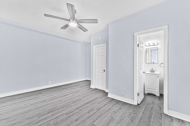 Interior Photo - 1711 E Appleton St