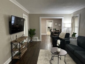 Building Photo - 2 Bedroom Home With 1 Car Garage