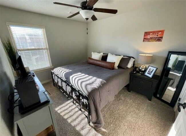 Building Photo - 2864 Vanike Dr