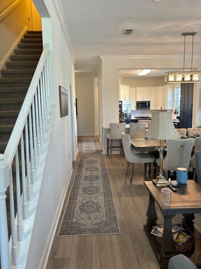Building Photo - 2115 Country Club Dr