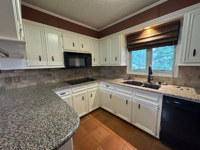 Building Photo - "Spacious 3-Bedroom with 2 Full Baths in P...