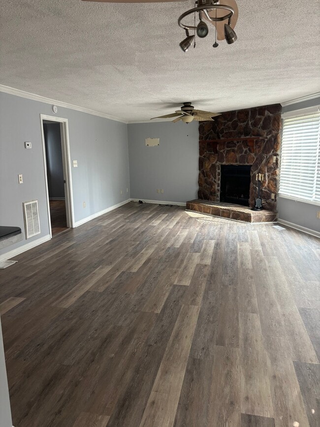 Building Photo - 284 Knoll Dr