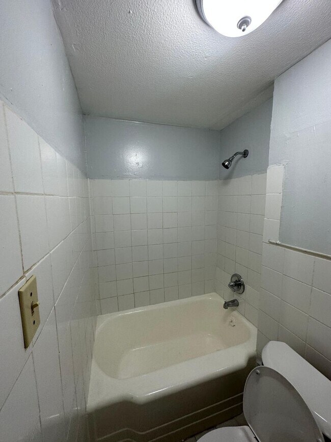 Building Photo - Fully Renovated 3/2 Available for Immediat...