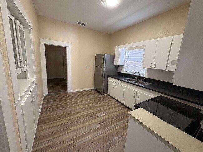 Building Photo - Charming 3 bed 1 bath 1176 Sq. Ft