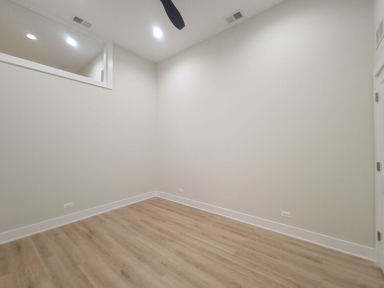 Building Photo - 3829 N Southport Ave