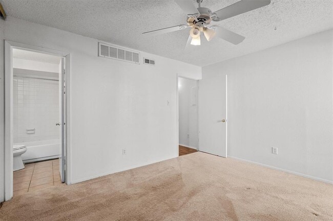 Building Photo - 6910 Hart Ln