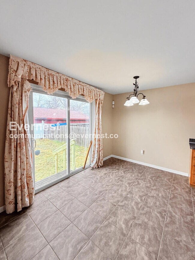 Building Photo - Spacious 3 Bed, 2.5 Bath Home with Fenced Yard and Attached Garage