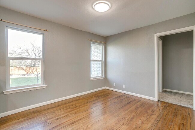 Building Photo - Spacious 4-Bedroom Gem with Granite Touche...