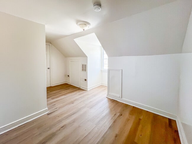 Building Photo - 1006 Greystone Ave