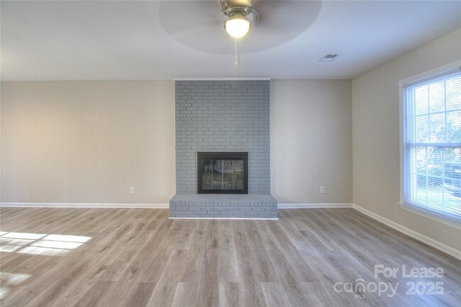 Building Photo - 1224 Sharon Dr