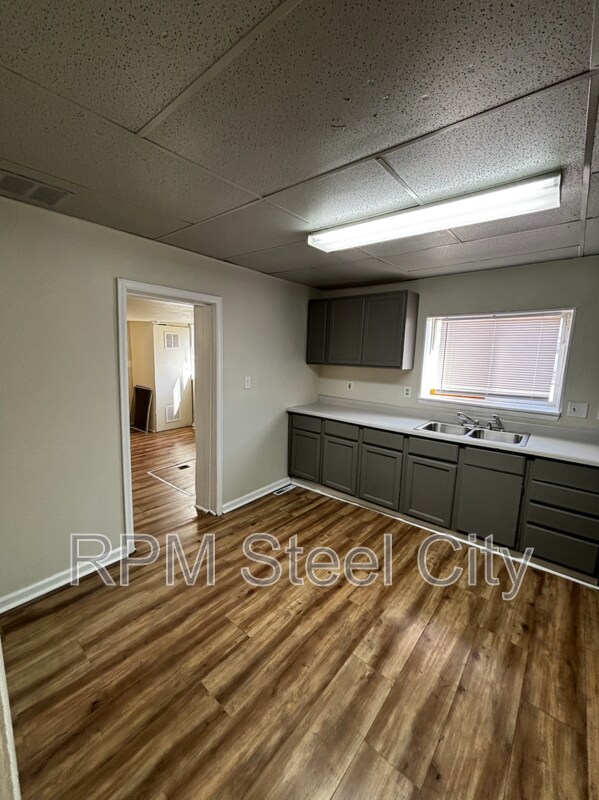 Building Photo - 927 E 1st St