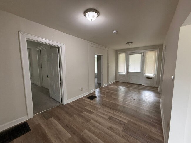 Building Photo - 416–1 E. Maxwell – Walk to Campus, Live in...