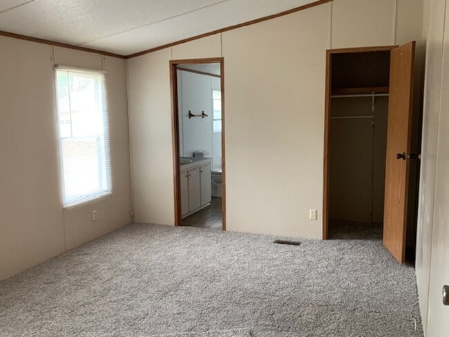 Building Photo - Available Now! 3 bed 2 bathroom