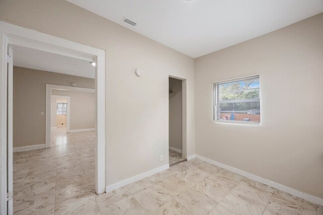 Building Photo - Large 3bdrm/1bath/+ bonus room ***Section ...