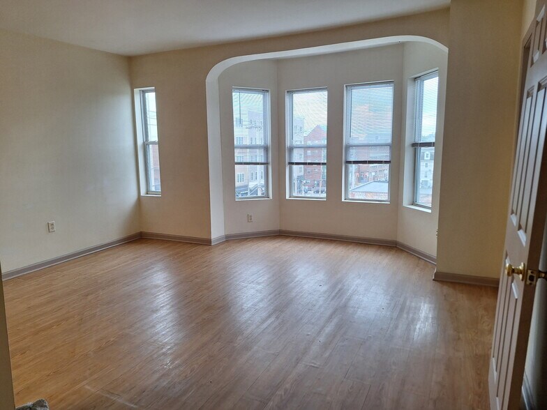 Building Photo - 464 Howe Ave