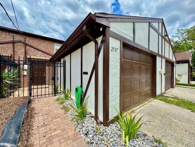 Building Photo - 2537 W Maryland Ave