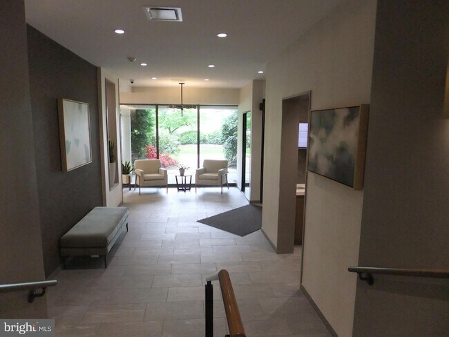 Building Photo - 1650 Oakwood Dr