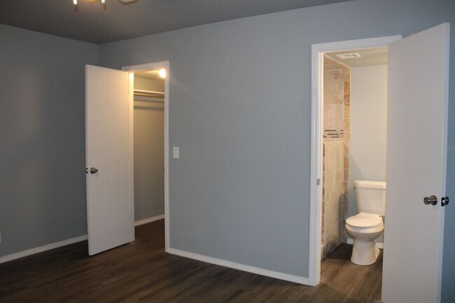 Building Photo - Newly Remodeled! Close to Tinker