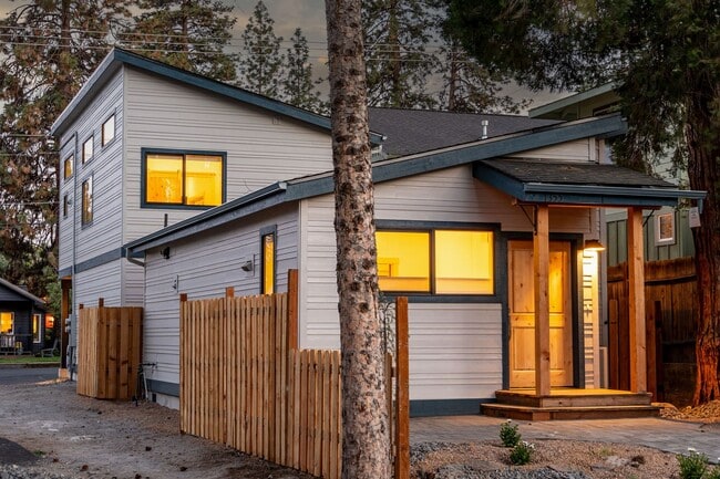 Building Photo - Hartford Duplex - 01355-HART-00