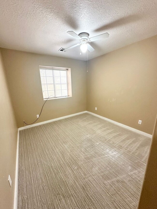 Building Photo - Great Spring Hill Estates Home!