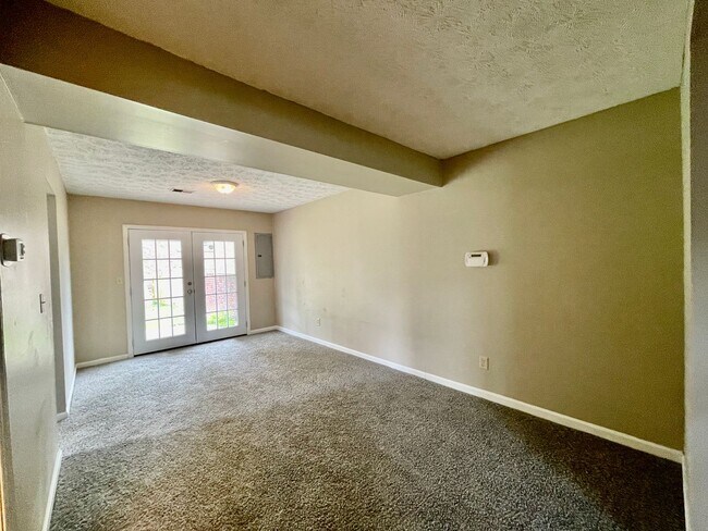 Building Photo - 3 Bedroom Duplex in Tates Creek!