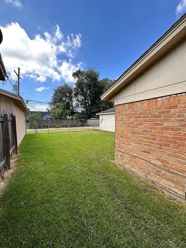 Building Photo - 2321 Gladys St, Beaumont TX 77702