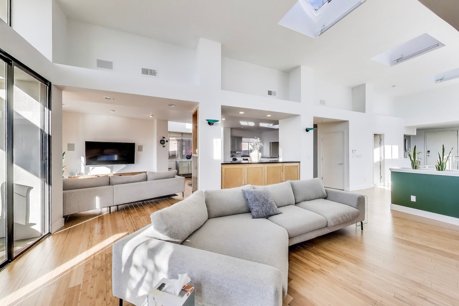 Building Photo - 660 Hiller Dr