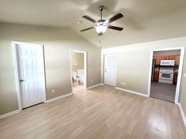 Building Photo - Huge 4 Bed 3 Bath 2 Car Townhome w FENCED YARD  for Rent!