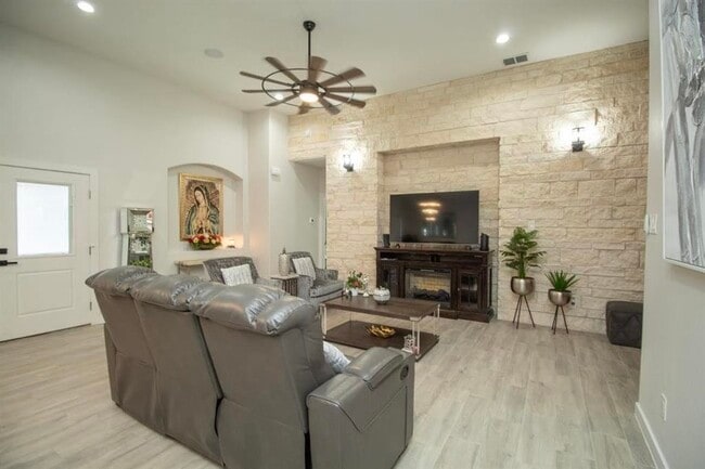 Building Photo - 303 Placido Dr