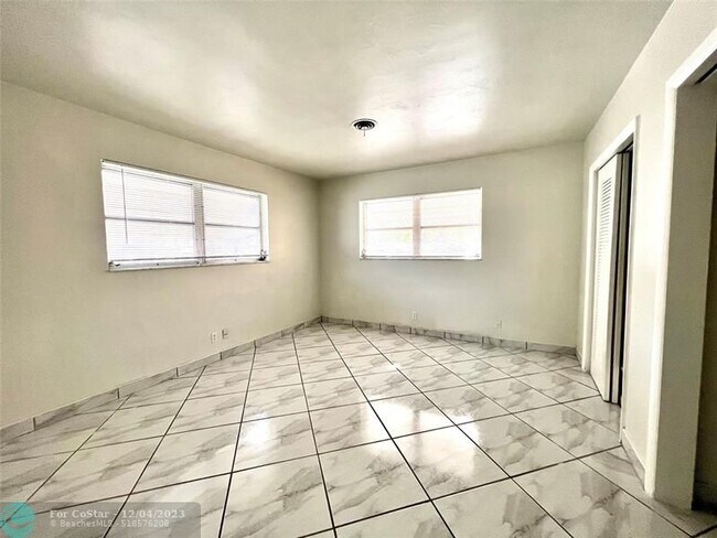 Building Photo - 1930 Windward Dr