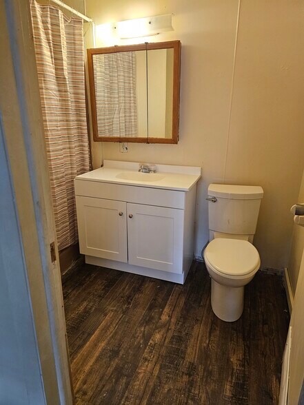 Bathroom - 613 Poplar St