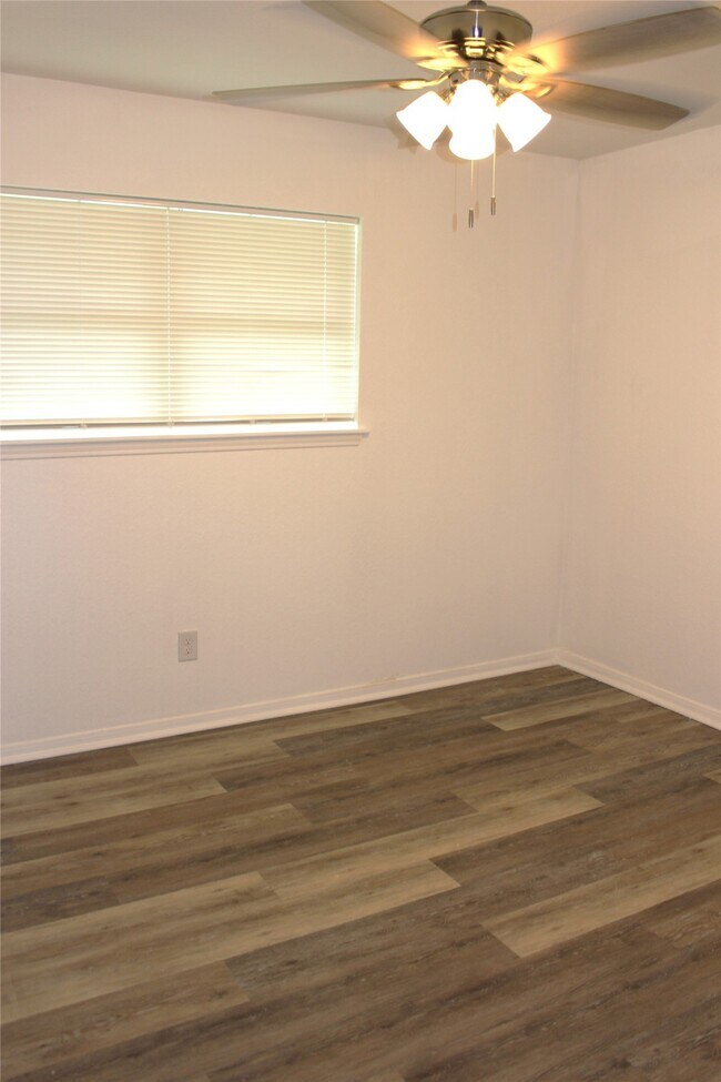 Building Photo - 1802 Sleepy Creek Way