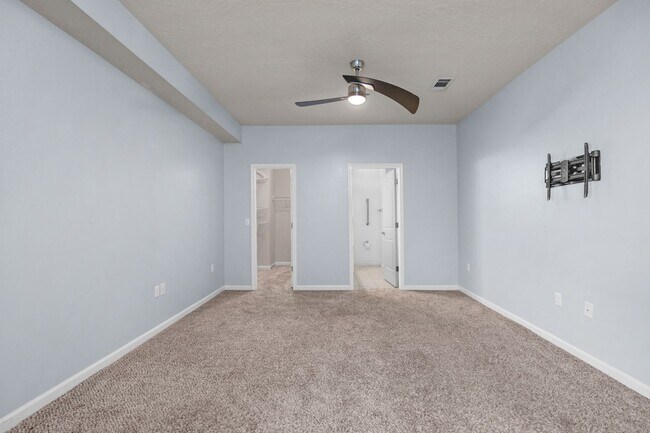 Building Photo - MOVE-IN SPECIAL!