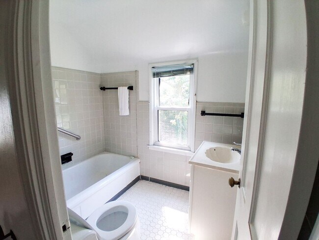 Building Photo - 3 BED 2 BATH BEAUTIFUL SINGLE FAMILY HOME