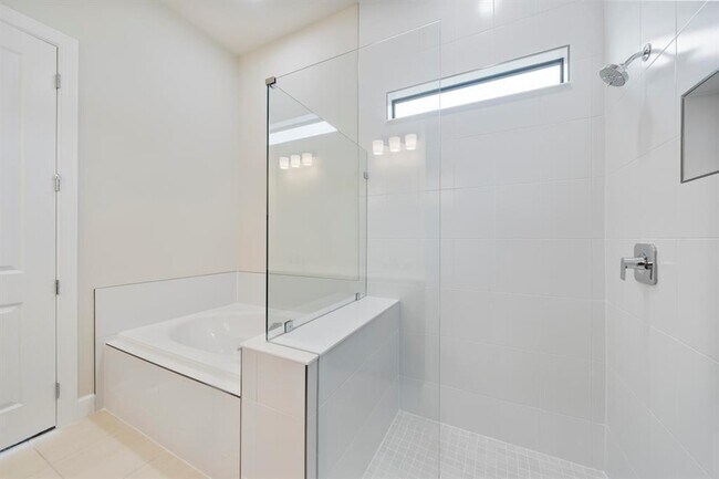 Building Photo - 818 SE Courances Dr