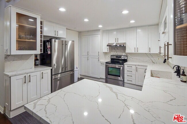 Building Photo - 1100 Alta Loma Rd