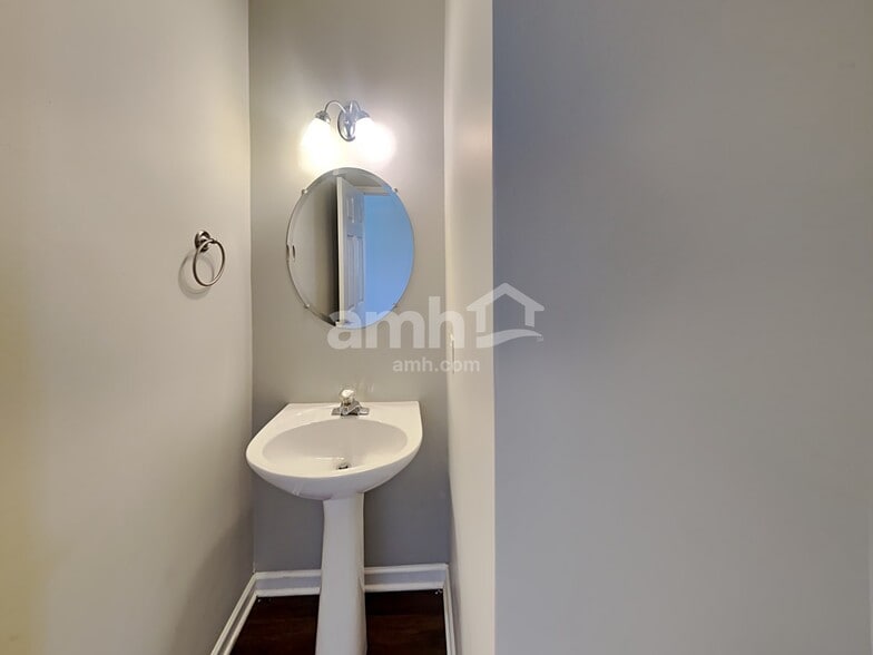 Building Photo - 102 Chambliss Ct
