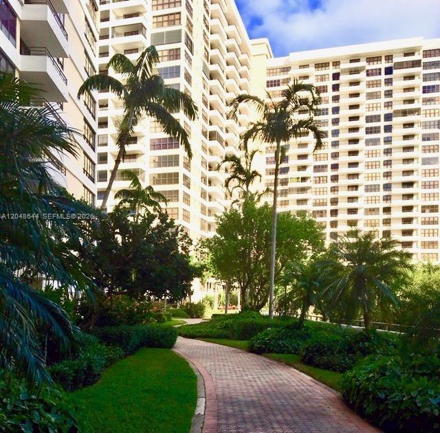 Building Photo - 2500 Parkview Dr