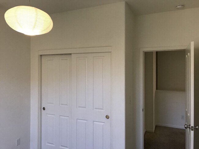Building Photo - Beautiful East Davis home available Septem...