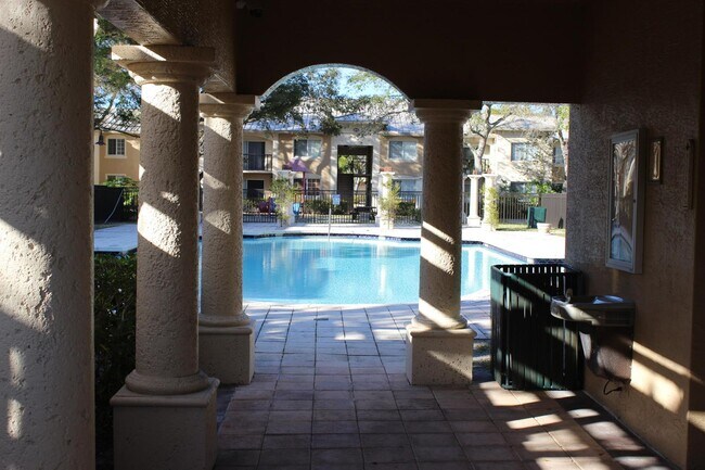 Building Photo - 1700 Crestwood Ct S