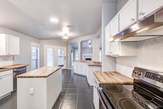 Building Photo - 113 W Deer Horn Pass