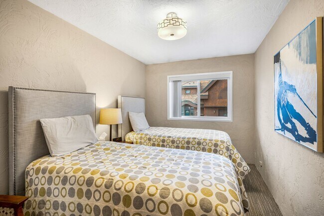 Building Photo - Downtown Anchorage Two Bedroom Two Bath (101)