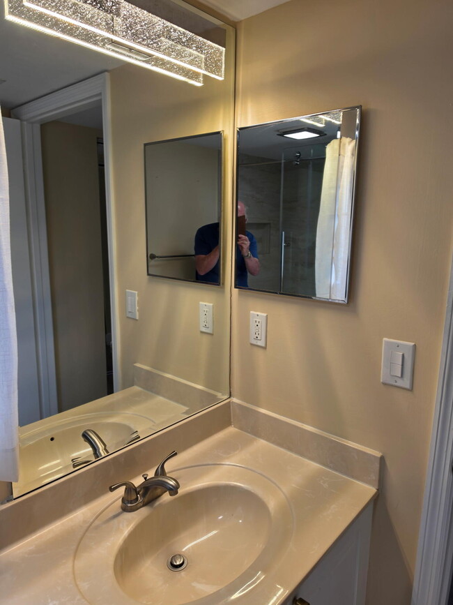 Building Photo - 700 Crestwood Ct S