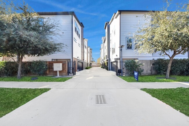 Building Photo - 602 W 28th St