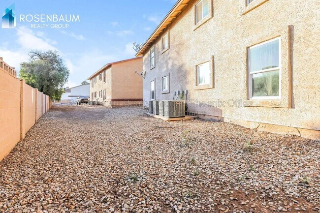 Building Photo - 465 W Ivyglen St