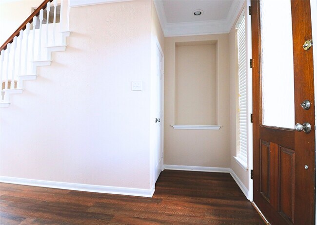 Building Photo - 8607 Saratoga Dr