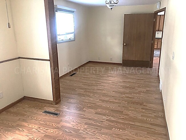 Building Photo - 4 BD, 2 BA HOUSE, HARDWOOD FLOORING THROUG...