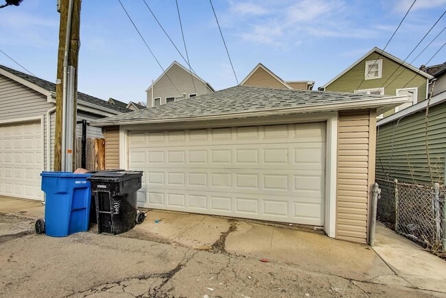 Building Photo - 1644 N Troy St