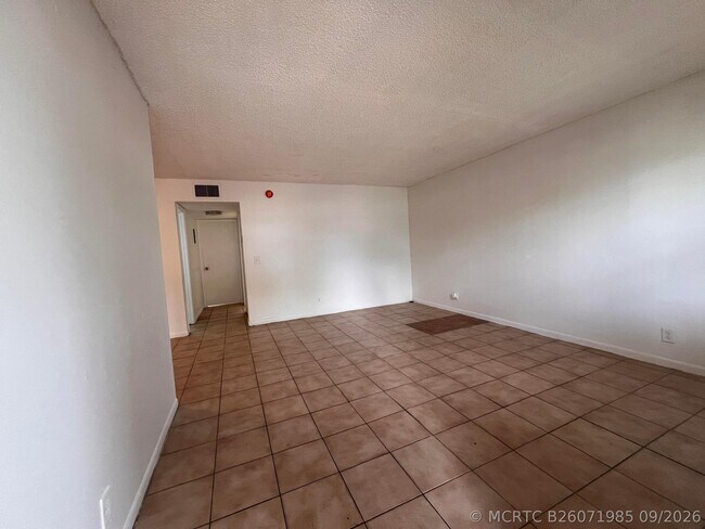 Building Photo - 645 SW 20th Ct